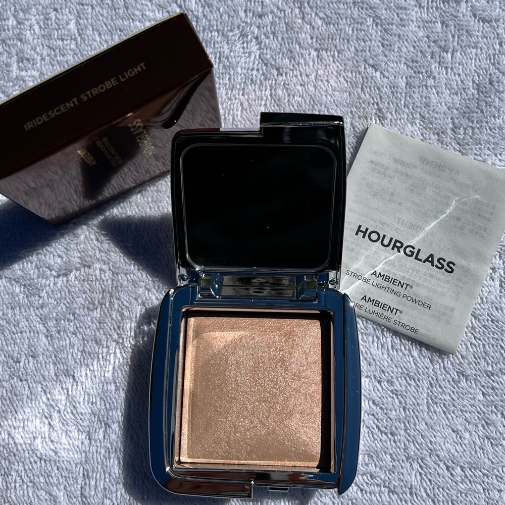 ✨NIB Hourglass Ambient Strobe Lighting Powder Color: Iridescent ✨